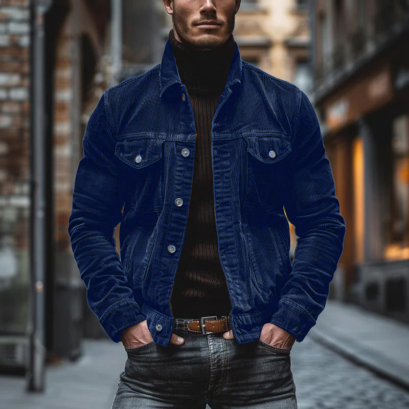 Homme avec les mains dans les poches de sa veste workwear vintage, confortable et stylée.