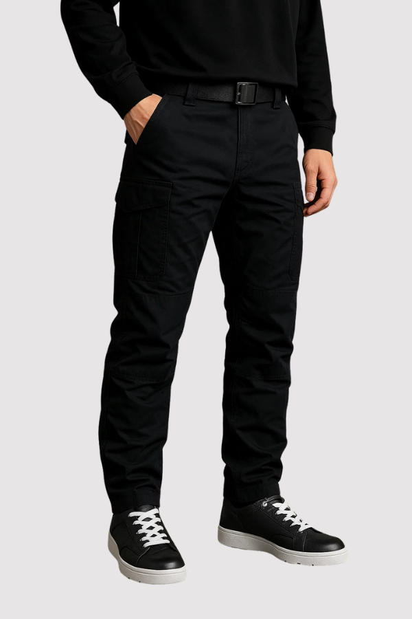 Pantalon tactique résistant avec poches latérales, confort optimal pour hommes.