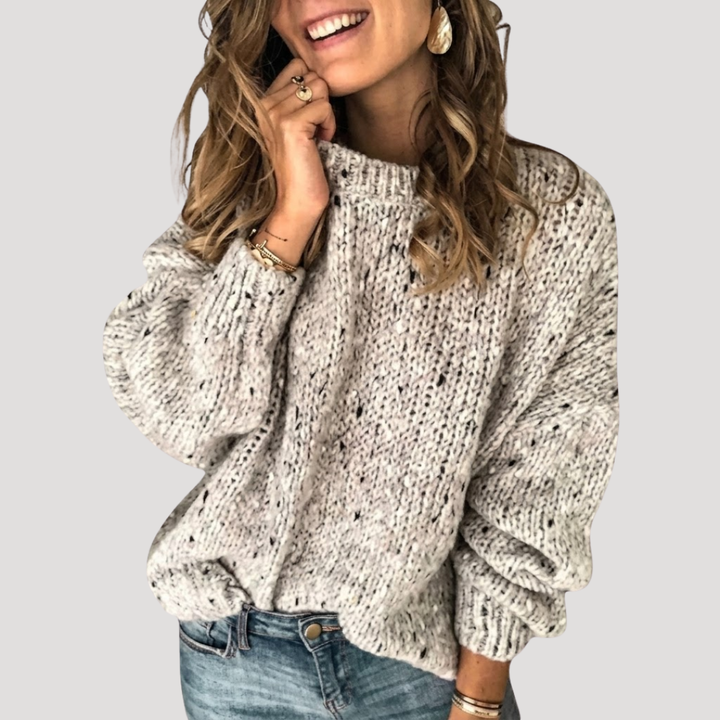 Pull femme doux et confortable à col montant, idéal pour un style cocooning élégant en hiver. Mode féminine tendance.