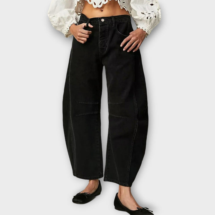 Jean blanc femme taille haute, coupe large confortable et décontractée, idéal pour un look mode estival et chic.
