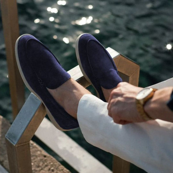 Mocassins en daim bleu marine, style chic et confortable pour homme, mode masculine moderne.