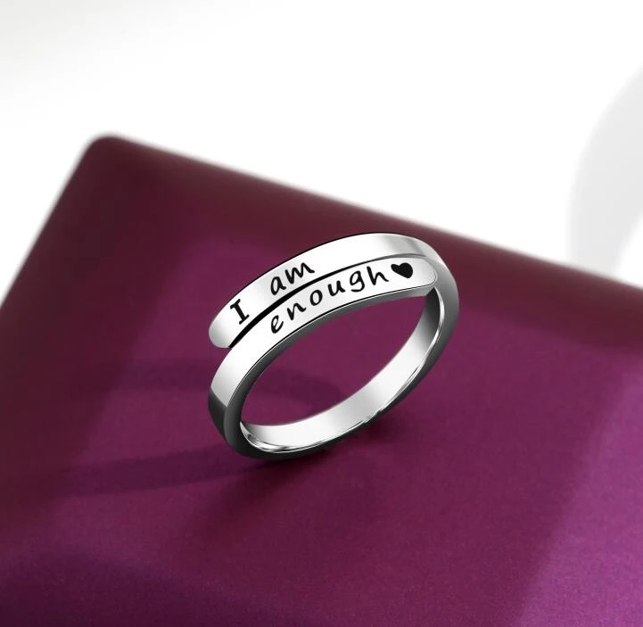 Bague d'affirmation "Je Suis Assez" en argent 925 pour femme, bijou symbolique de confiance et self-love.