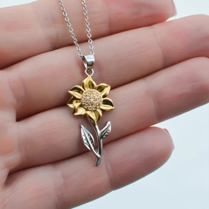 Pendentif tournesol doré plaqué or avec cristal, collier femme élégant et hypoallergénique.