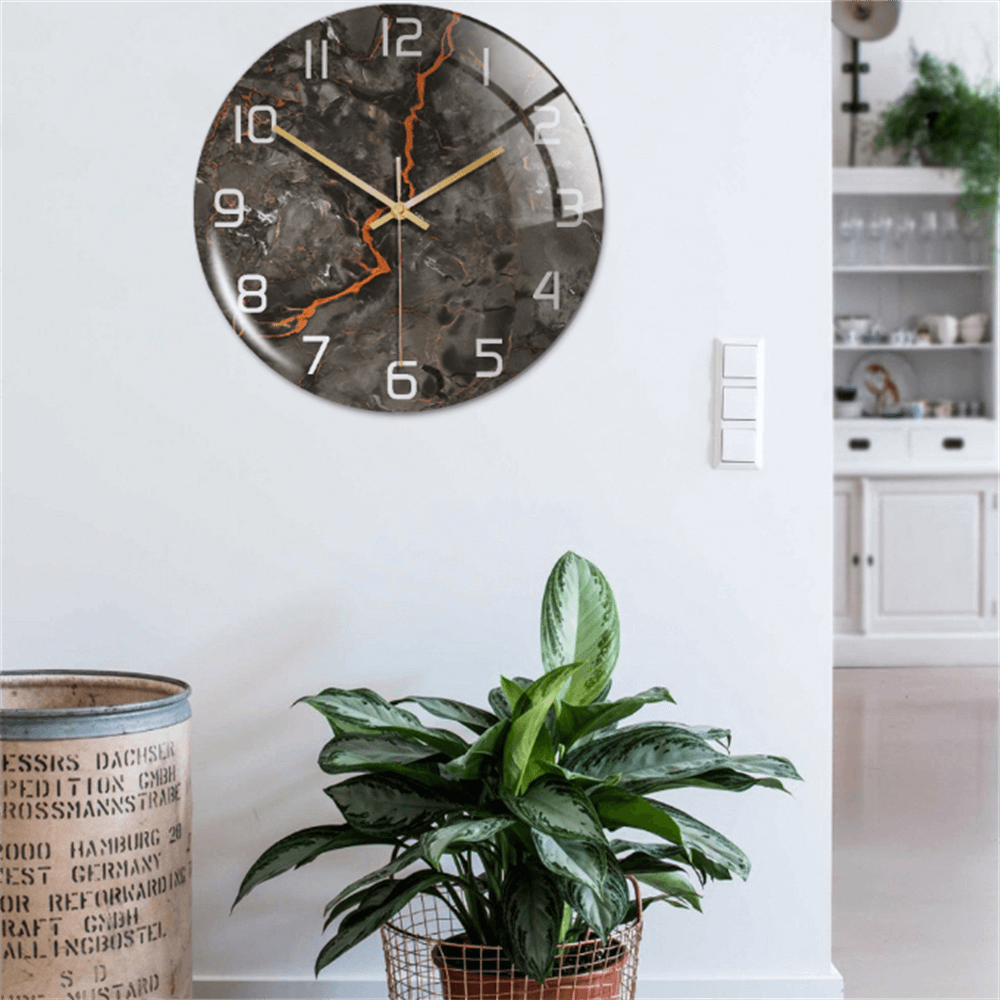 Créez une ambiance zen avec cette horloge murale silencieuse Ø30 cm, effet marbre naturel.