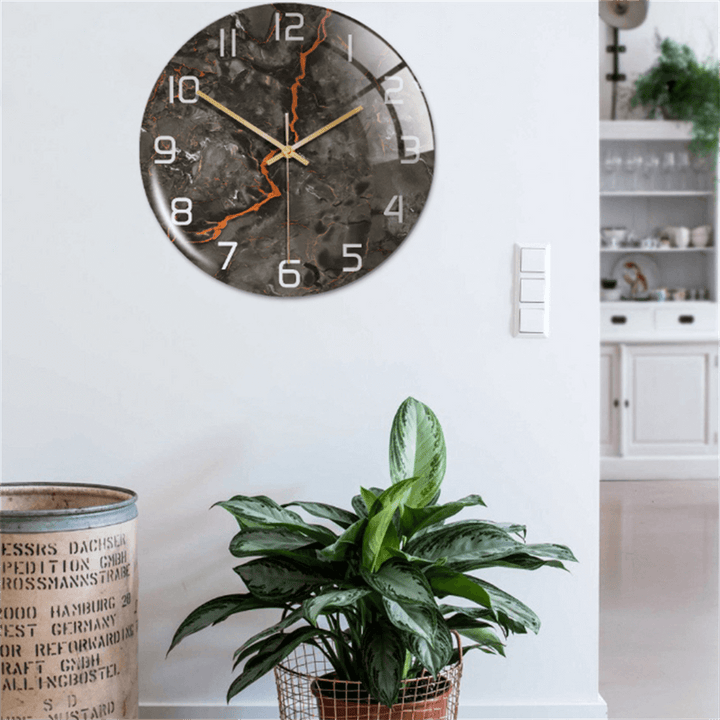 Créez une ambiance zen avec cette horloge murale silencieuse Ø30 cm, effet marbre naturel.