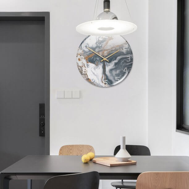 Horloge murale Ø30 cm, silencieuse, effet marbre, accessoire de décoration chic et pratique.
