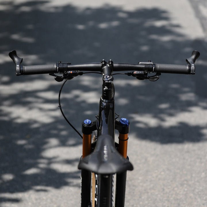Poignées anti-douleur ergonomiques noires pour guidons de VTT et vélos de route, améliore le confort.