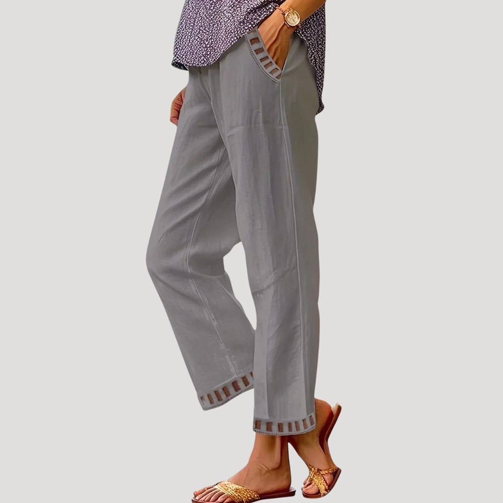 Pantalon femme droit polyvalent, coupe confortable et moderne, poches pratiques, parfait pour tout look.