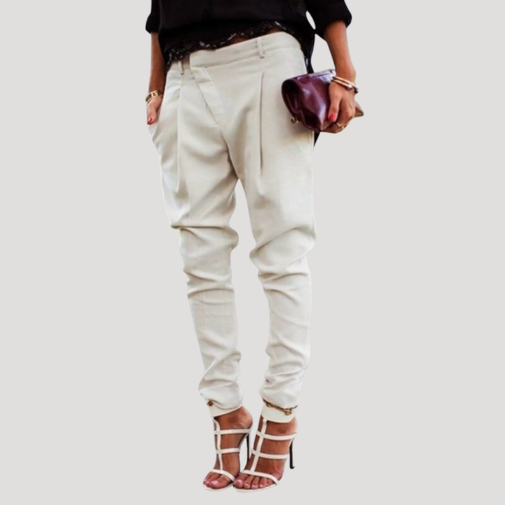 Pantalon carotte femme chic taille haute, idéal pour bureau ou casual. Tendance et élégant, parfait pour mode femme.