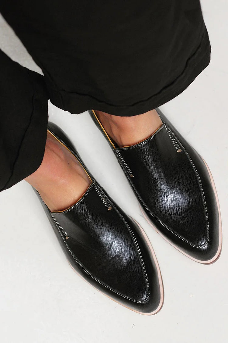 Mocassins plats noirs décontractés pour femmes, détail couture raffiné, confort élégant. Chaussures faciles à porter.