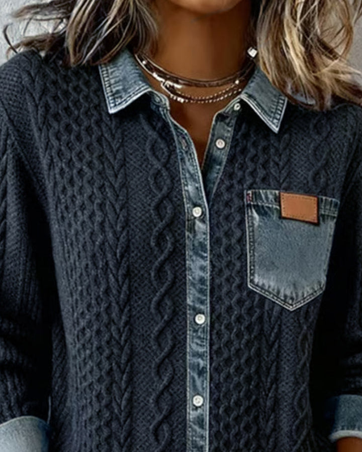 Blouse femme confortable en maille torsadée, style chic et décontracté avec touches denim. Mode automne.