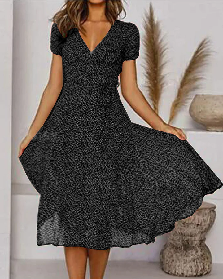 Robe femme fluide à imprimé floral, col V, idéale pour l'été ou une soirée chic.