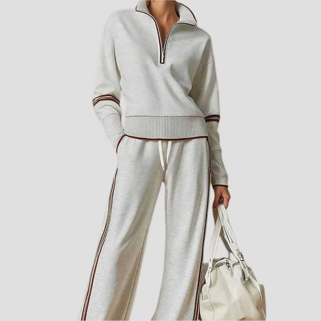 Ensemble femme en maille, col zippé, pantalon large fluide. Tenue confortable et chic pour la détente.