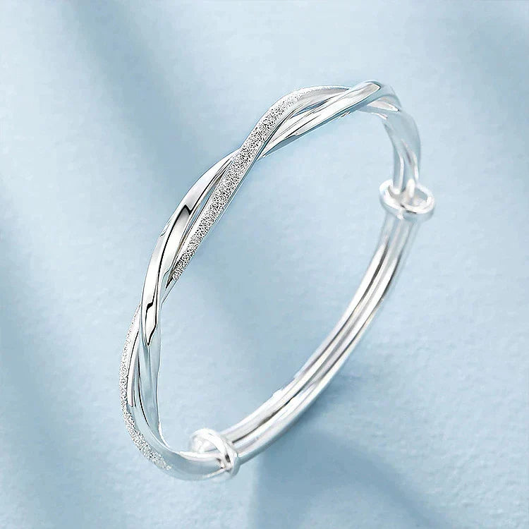 Bracelet manchette femme en argent, design unique pour une touche d'élégance et de sophistication.