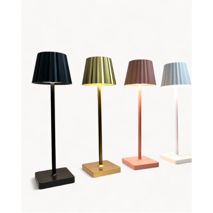 Vue détaillée de la lampe sans fil LumiPort, soulignant son design élégant en métal brossé pour la décoration.
