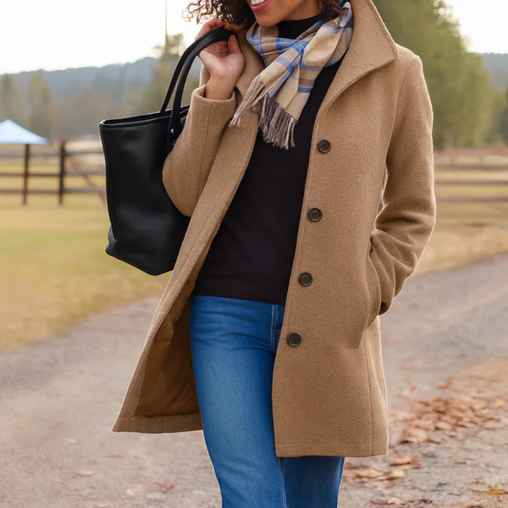 Trench-coat long classique femme à boutonnage, élégant pour automne/hiver, pièce intemporelle.