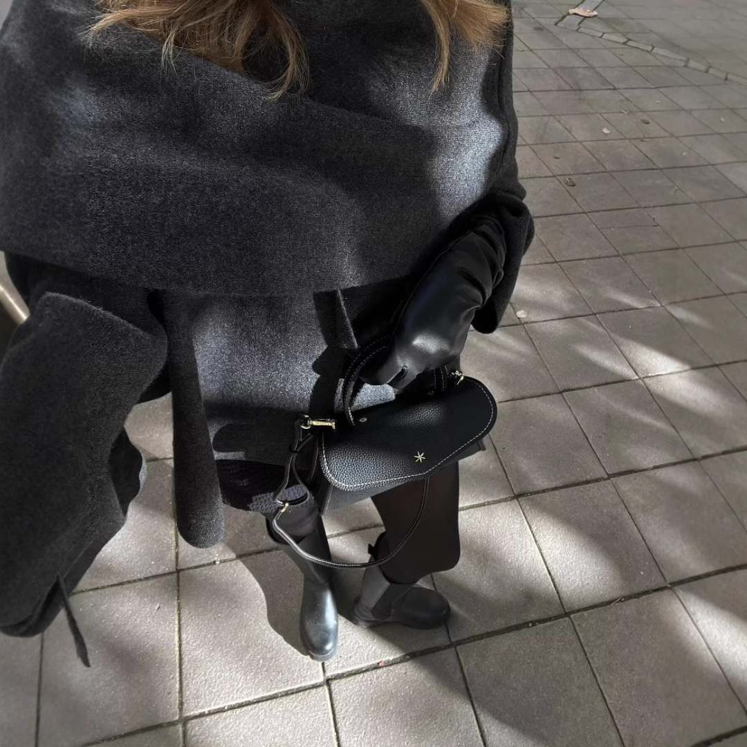 Vêtement chaud femme, ce poncho asymétrique allie confort et élégance pour la mode hiver. Haut tendance.