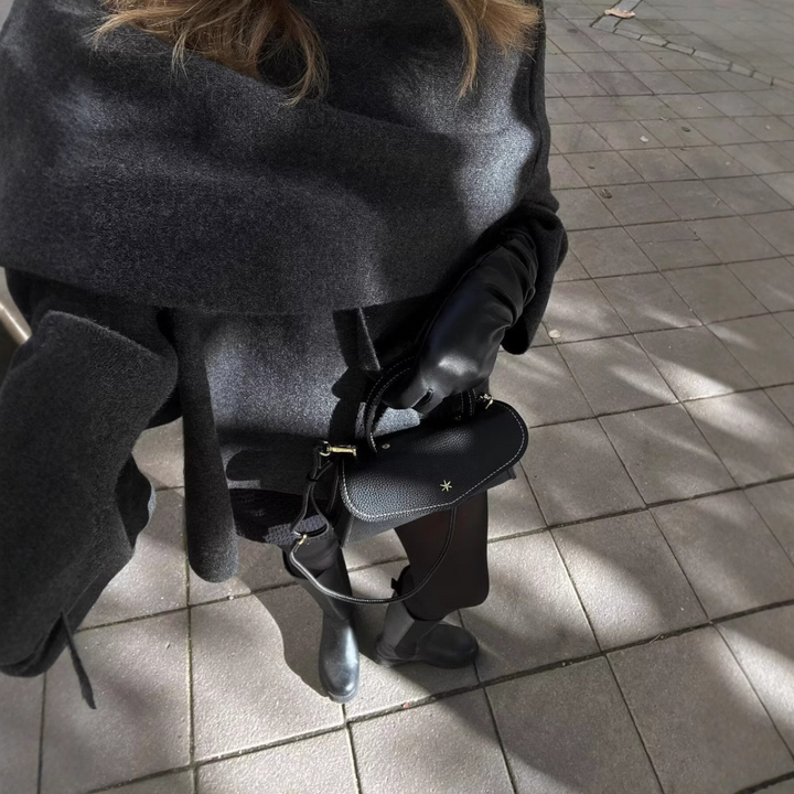 Vêtement chaud femme, ce poncho asymétrique allie confort et élégance pour la mode hiver. Haut tendance.