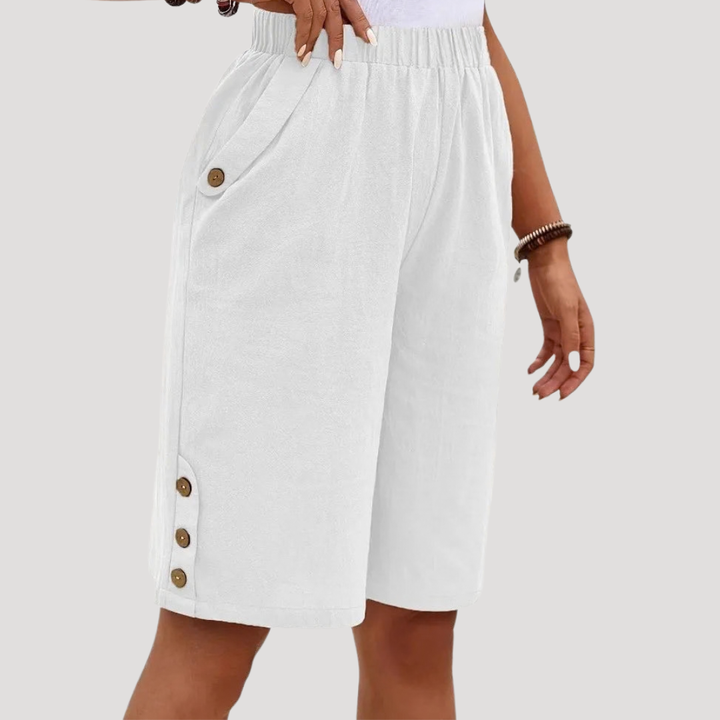 Bermuda femme chic et confortable avec taille élastique, idéal pour l'été. Détails boutons décoratifs.