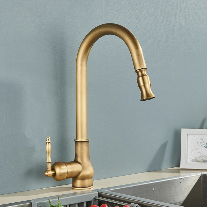 Robinet cuisine mitigeur pivotant en laiton noir mat, style antique-moderne. Pour rénovation élégante.