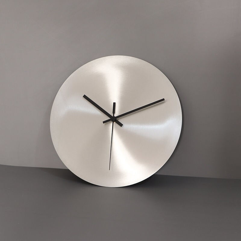 Accessoire de décoration murale contemporaine: horloge de salon silencieuse en acier inoxydable, style moderne.