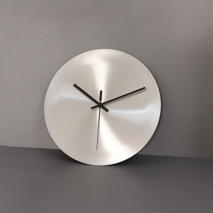 Accessoire de décoration murale contemporaine: horloge de salon silencieuse en acier inoxydable, style moderne.