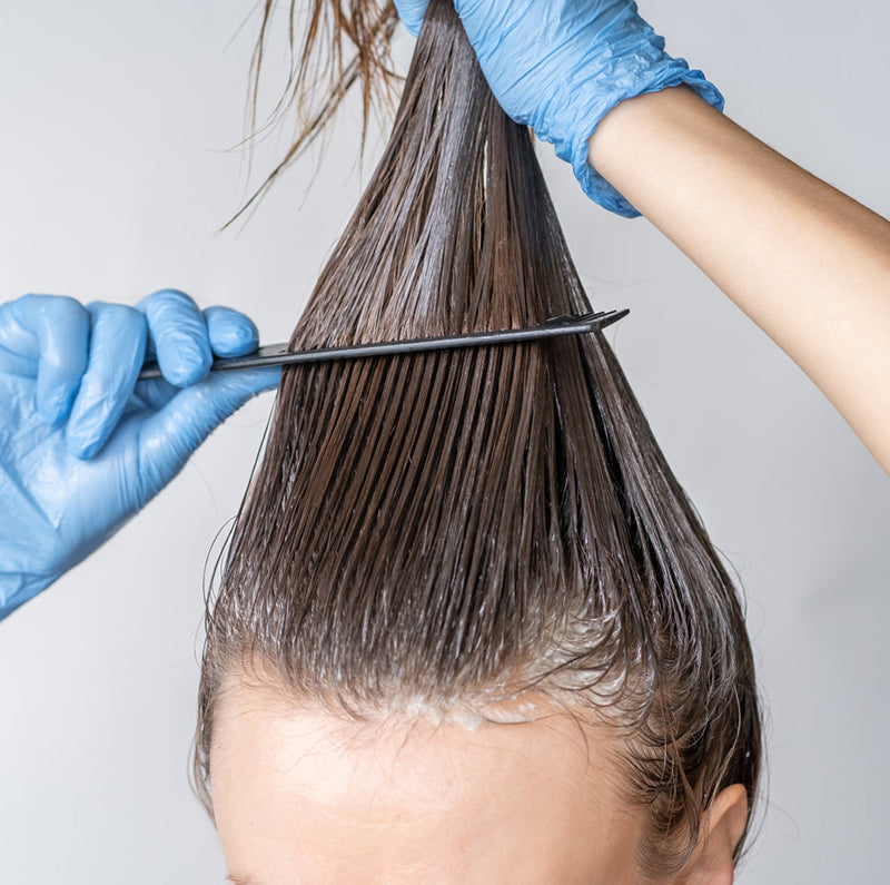 Cheveux brillants et revitalisés après l'utilisation du shampooing colorant express.