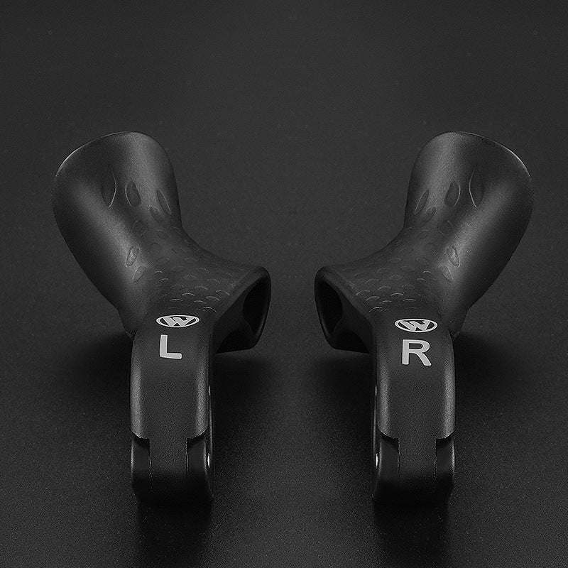 Installation facile de poignées vélo ergonomiques noires, confort anti-douleur pour longues sorties.