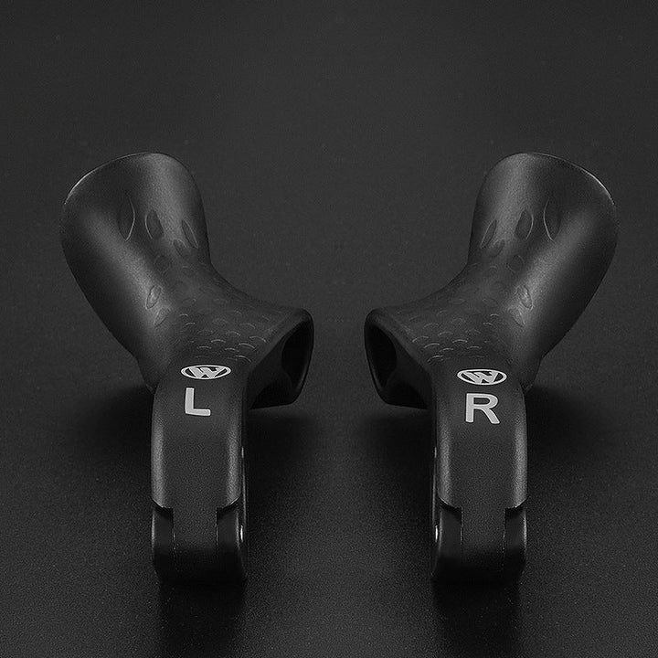 Installation facile de poignées vélo ergonomiques noires, confort anti-douleur pour longues sorties.