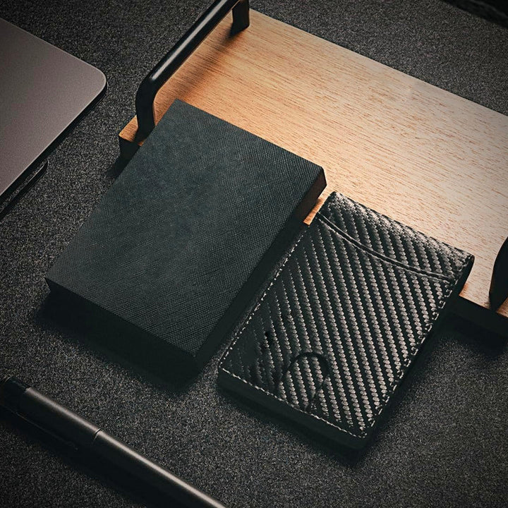 Élégant portefeuille anti-RFID en cuir véritable marron, design minimaliste pour homme moderne.