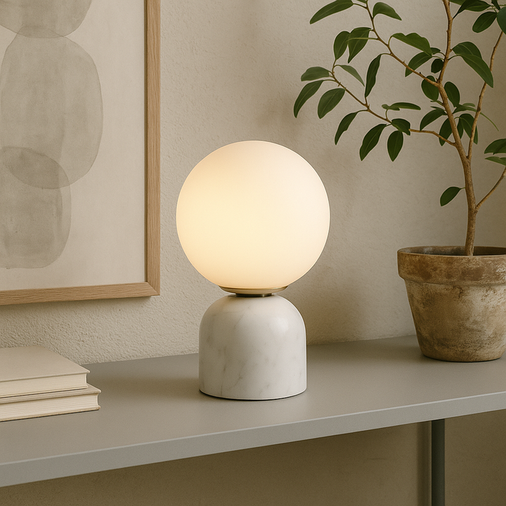 Lampe de table scandinave minimaliste LED en verre, éclairage design moderne pour intérieur élégant.