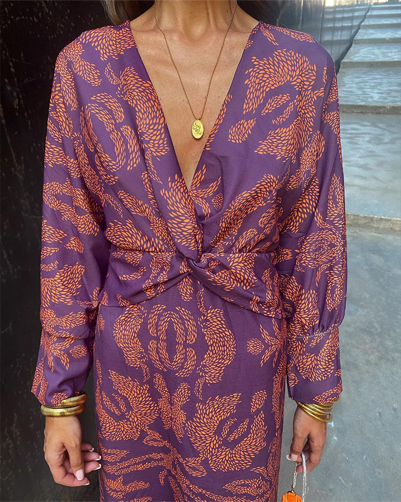 Robe midi élégante femme, décolleté V. Détail raffiné, coupe flatteuse. Parfaite pour une soirée ou un gala.