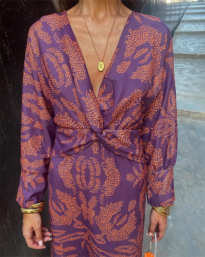 Robe midi élégante femme, décolleté V. Détail raffiné, coupe flatteuse. Parfaite pour une soirée ou un gala.