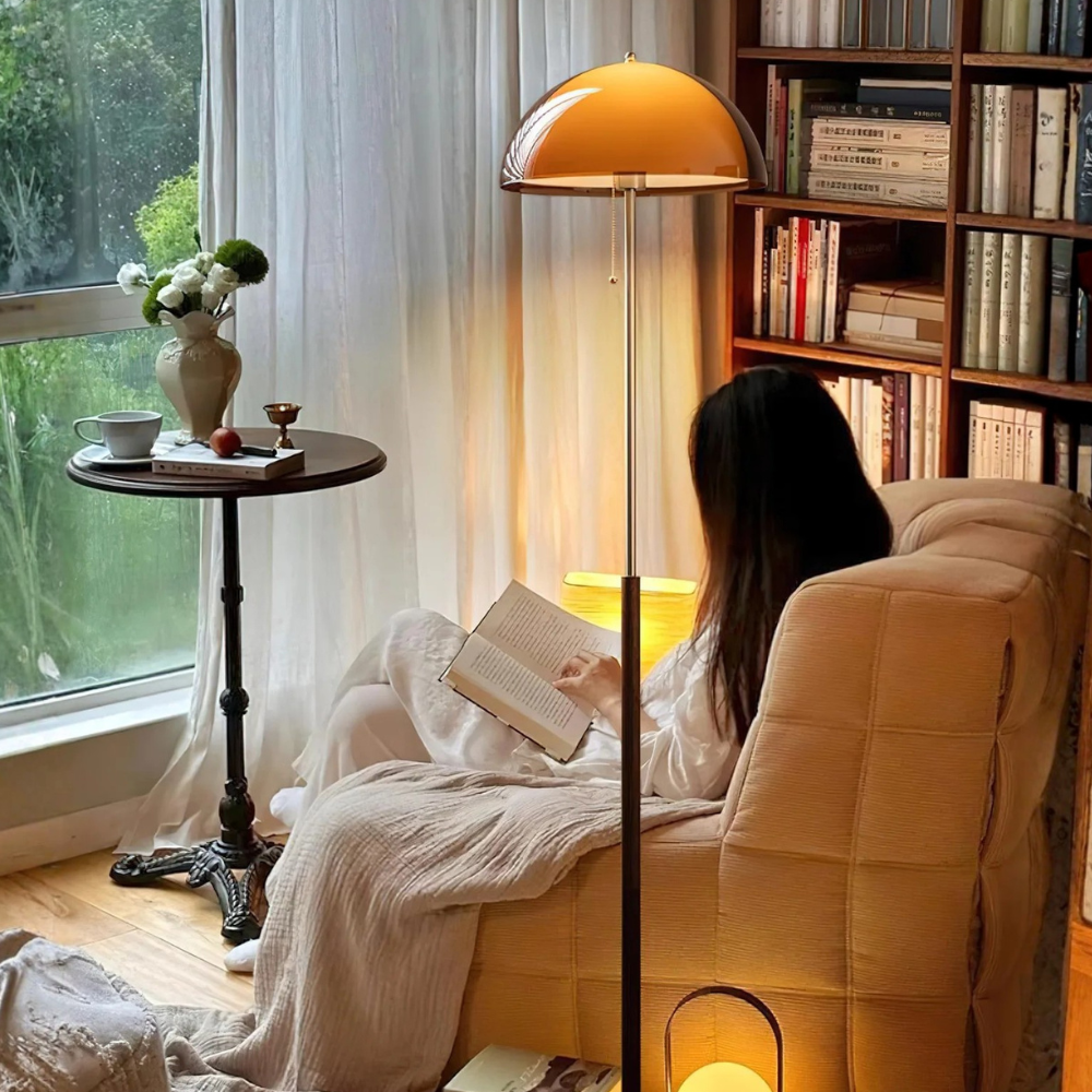 Lampe de sol rétro Rustina avec dôme ambré, éclairage chaleureux pour un salon moderne.