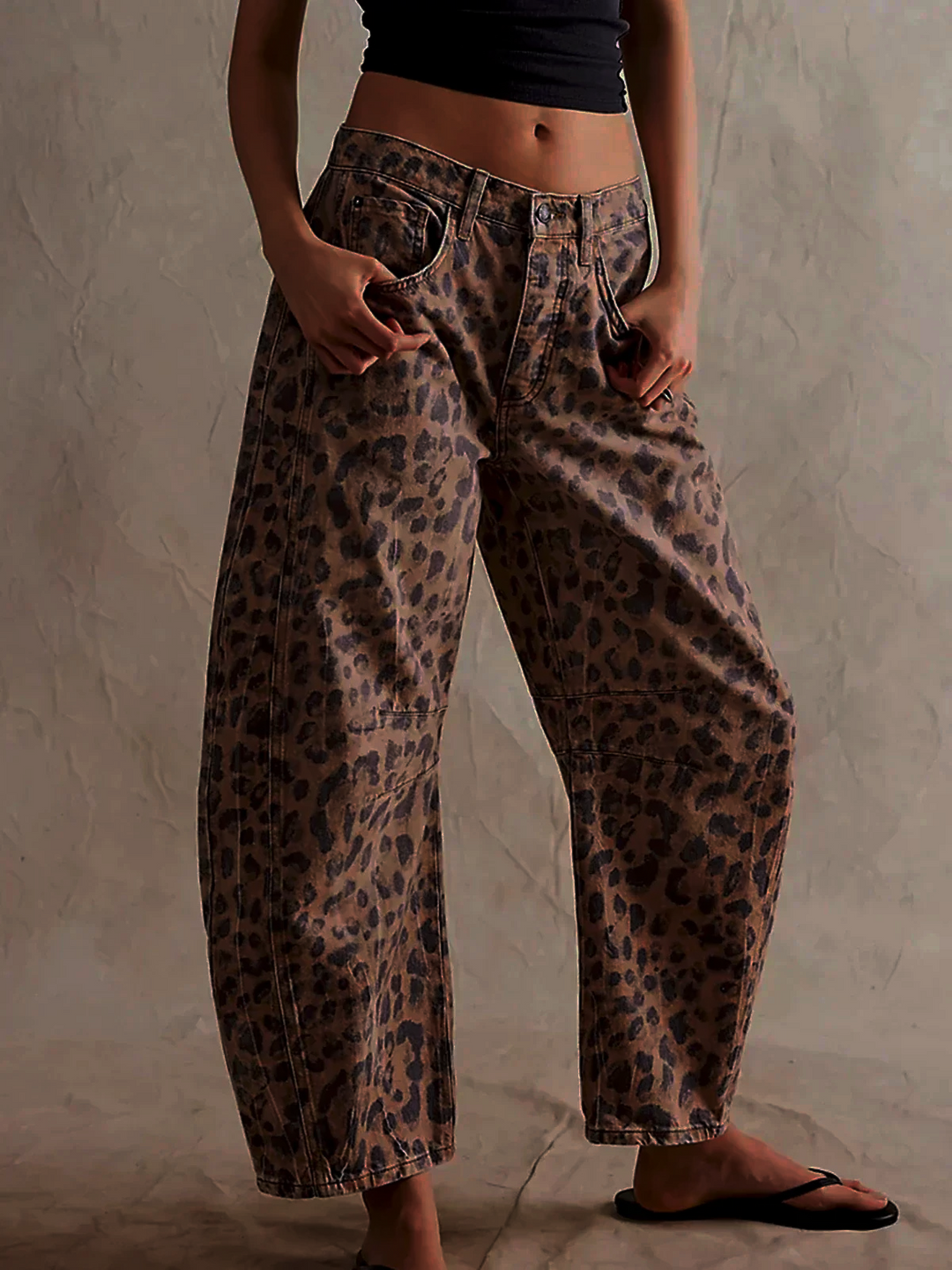 Jean femme taille haute bleu, jambes larges amples, style moderne et confortable.