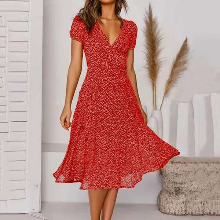Vêtements femme: Robe midi fluide, coupe évasée, col V. Idéale pour la mode été, alliant élégance et confort.