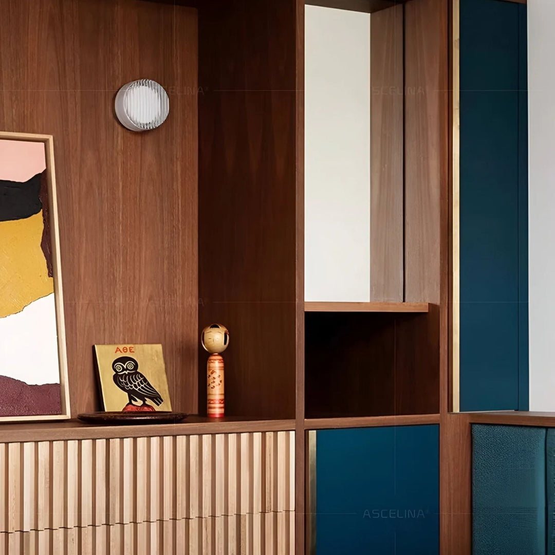 Éclairage mural LED d'escalier, lampe ronde, design moderne pour sécurité et ambiance intérieure.