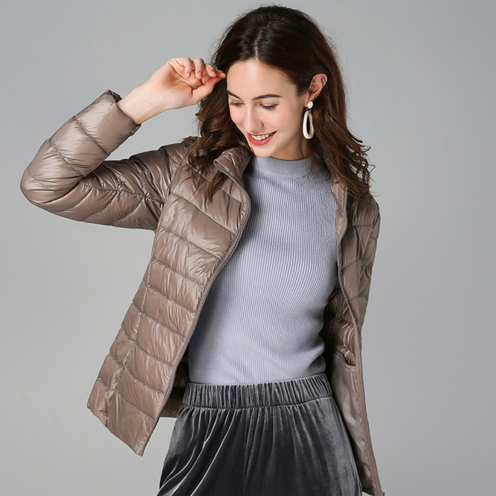 Veste de pluie femme légère et respirante, idéale pour le voyage et les activités en extérieur.