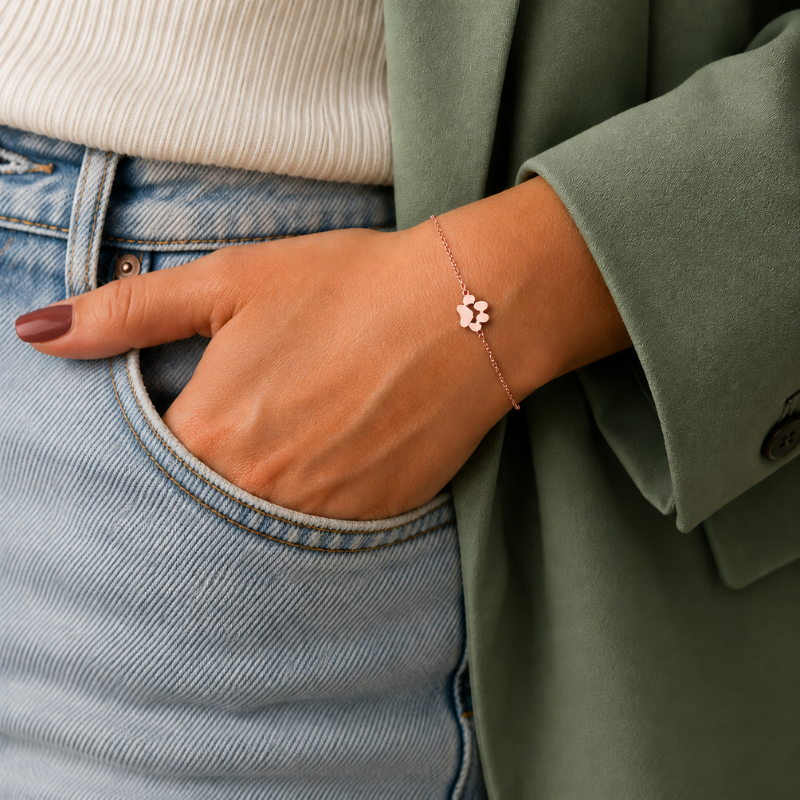 Bracelet unique femme, empreinte patte de chien gravée, acier inoxydable, cadeau personnalisé pour amoureuses d'animaux.