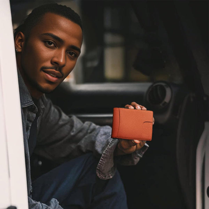 Vue détaillée du portefeuille homme en cuir, fonctionnalité anti-RFID discrète.