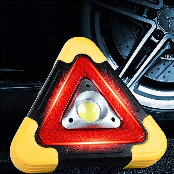Feu d'urgence routier solaire triangulaire, accessoire auto essentiel pour signaler un véhicule en panne.