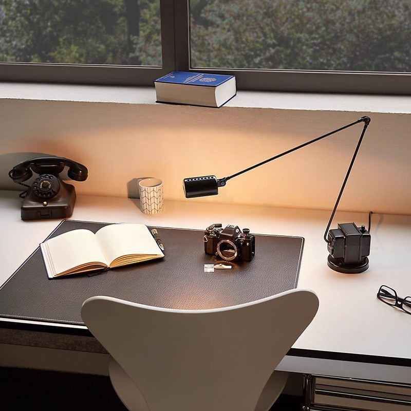 Lampe LED de bureau minimaliste, design chic et fonctionnel, idéal pour le travail.