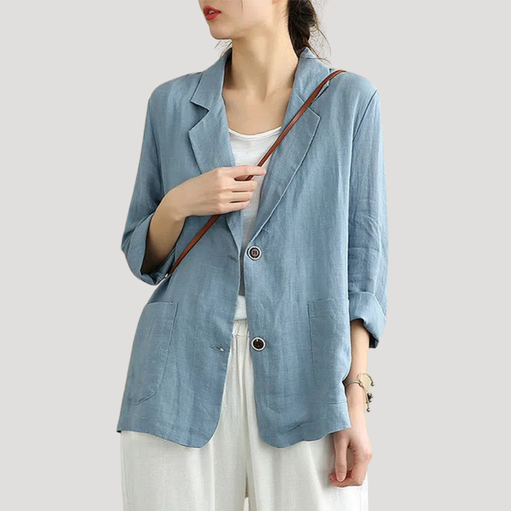 Veste de costume femme élégante, boutonnée, idéale pour le bureau ou une tenue chic et sophistiquée.