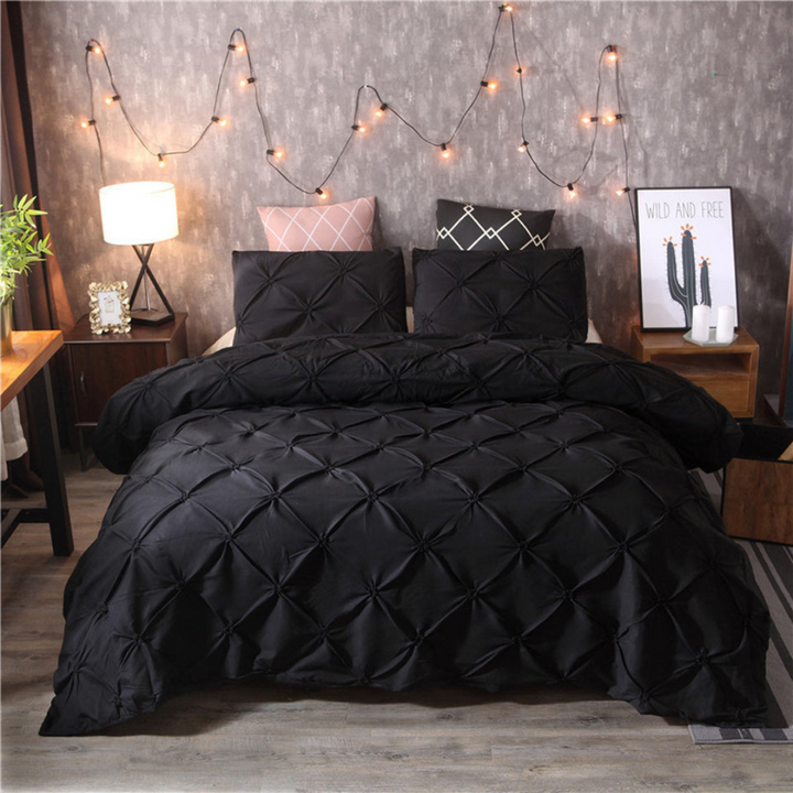 Gros plan sur le tissu doux et hypoallergénique de la housse de couette. Idéale pour un sommeil sain.