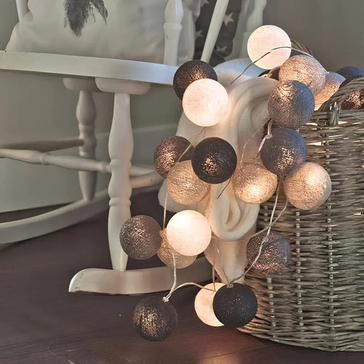 Zoom sur une boule de coton lumineuse LED de la guirlande, texture et lumière.