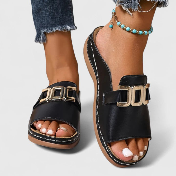 Sandales femme élégantes et confortables, parfaites pour l'été. Chaussures mode quotidiennes.