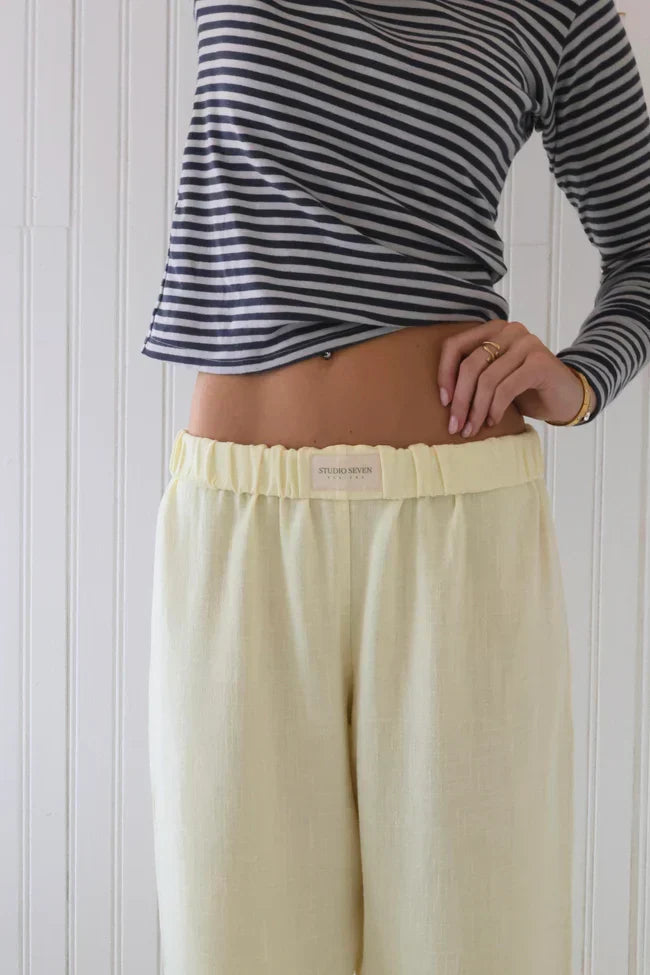 Pantalon femme large et fluide à rayures, idéal pour une tenue décontractée élégante.