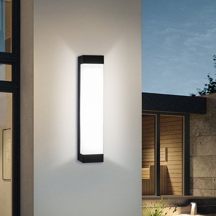 Applique extérieure LED design, étanche, crée un éclairage élégant pour les terrasses modernes.