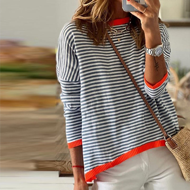 Haut rayé bleu et blanc femme, manches longues, confortable et élégant, idéal pour un look décontracté chic.
