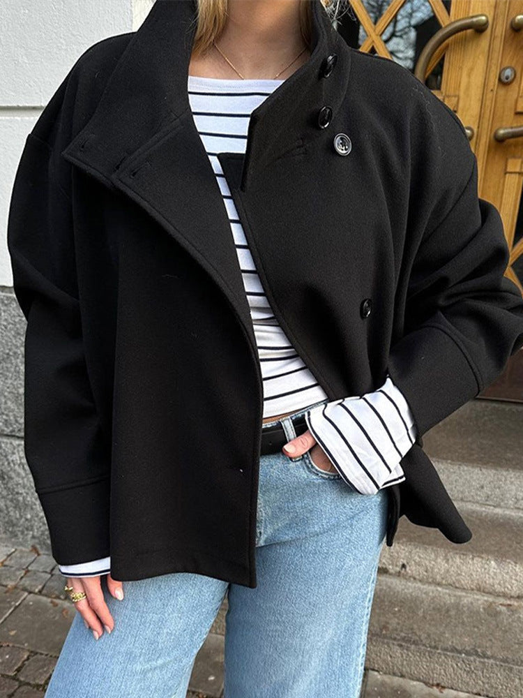 Manteau court femme Arianna, vêtement double-boutonnage intemporel, mode féminine élégante et moderne.
